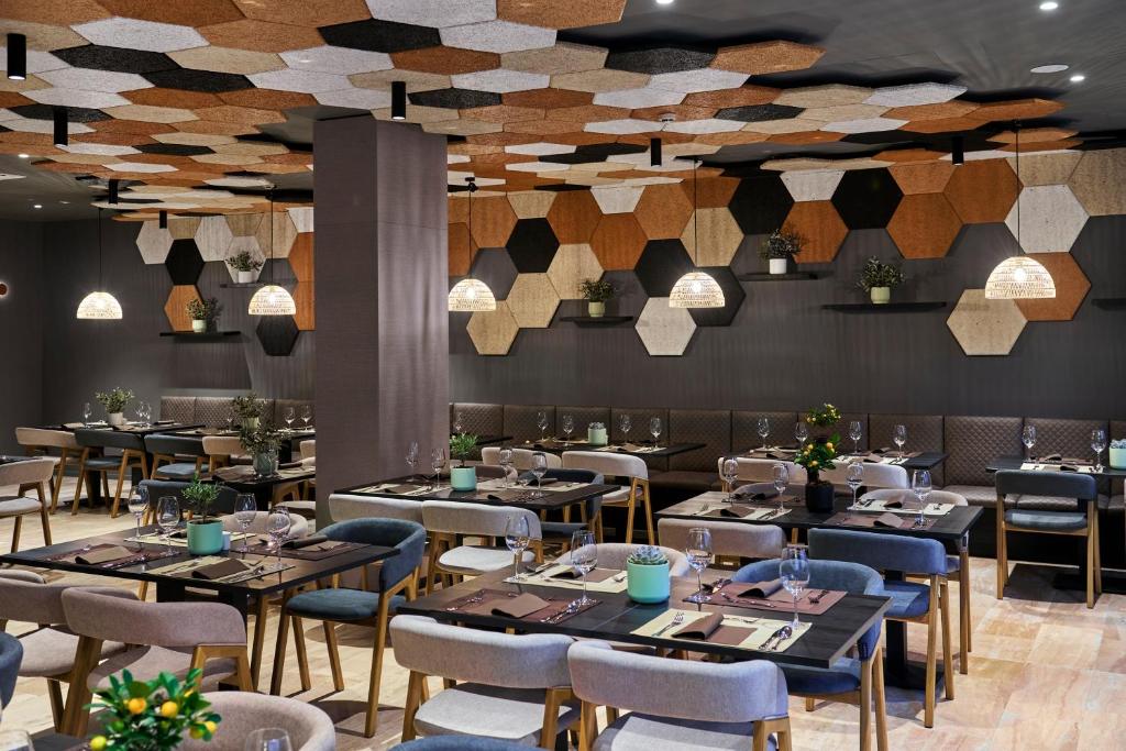 Ein Restaurant oder anderes Speiselokal in der Unterkunft Remisens Hotel LUCIJA 