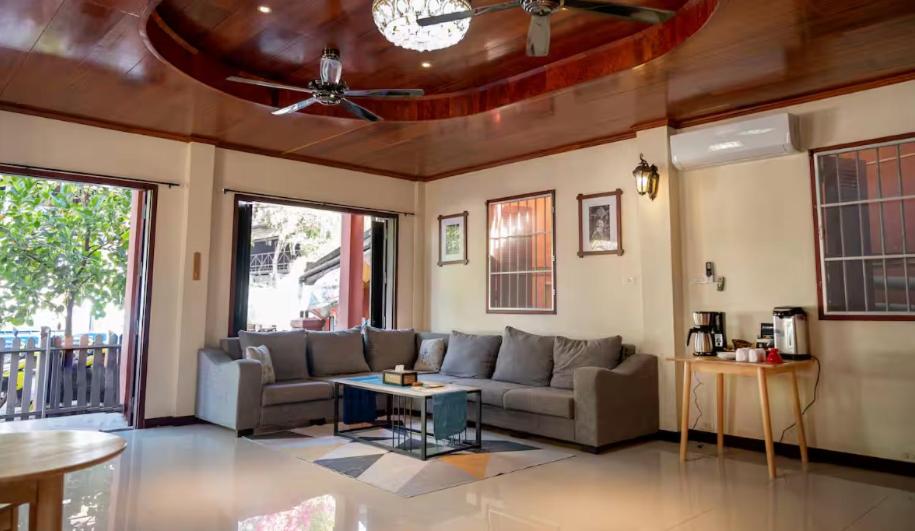 Ruang duduk di Eternal Bliss Estates