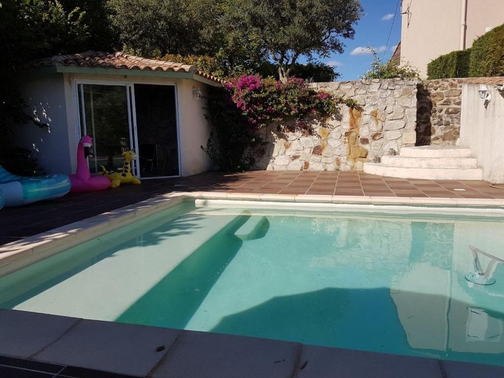 une piscine devant une maison dans l'établissement Maison en Cévènnes, à La Barriére