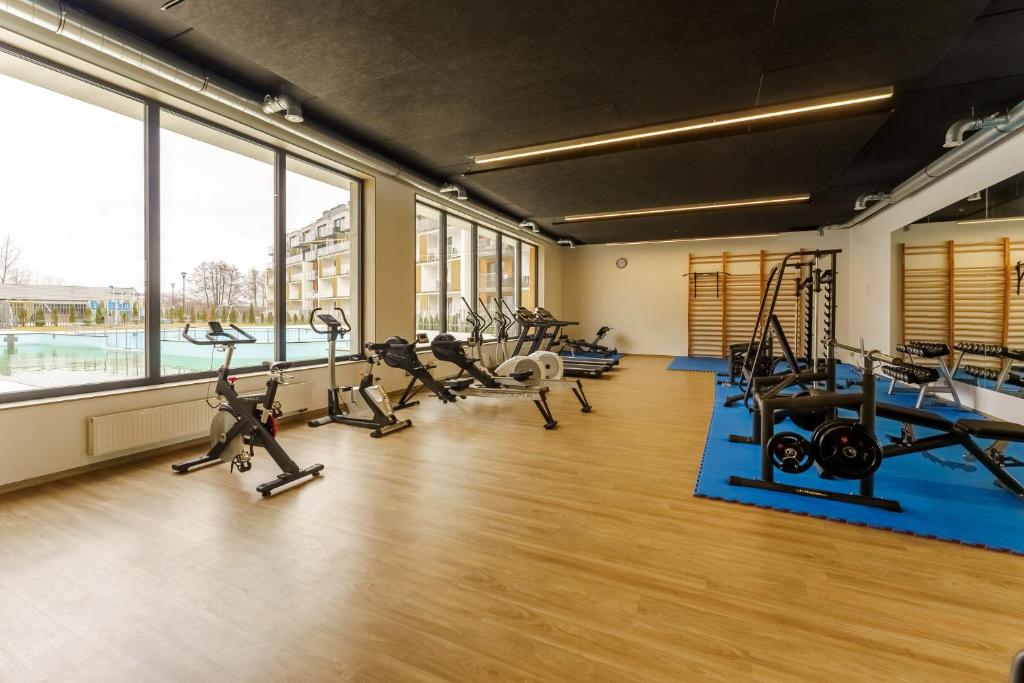 Fitness centrum a/nebo fitness zařízení v ubytování Feniks Seaside Apartment with Pool & near Beach