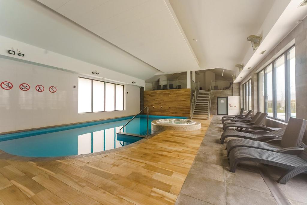 Bazén v ubytování Feniks Seaside Apartment with Pool & near Beach nebo v jeho okolí