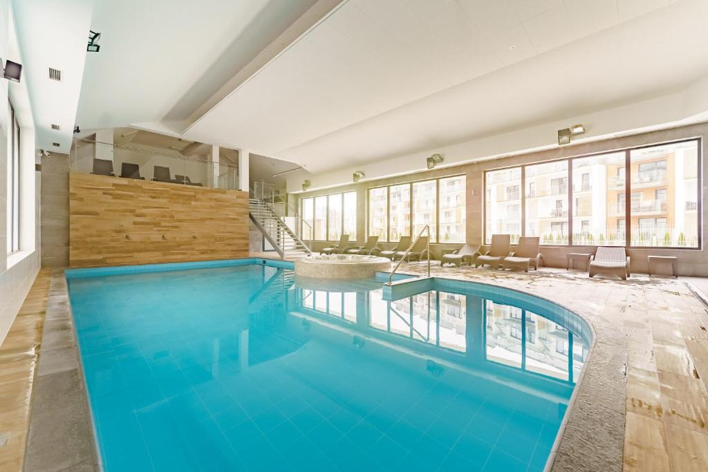 Bazén v ubytování Feniks Seaside Apartment with Pool & near Beach nebo v jeho okolí