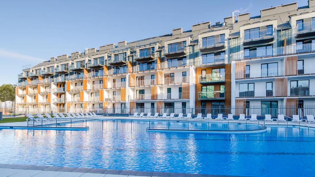 Bazén v ubytování Feniks Seaside Apartment with Pool & near Beach nebo v jeho okolí