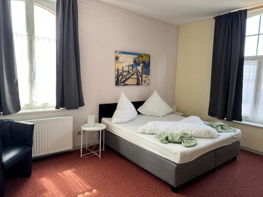 Postel nebo postele na pokoji v ubytování Hotel-Restaurant Christine