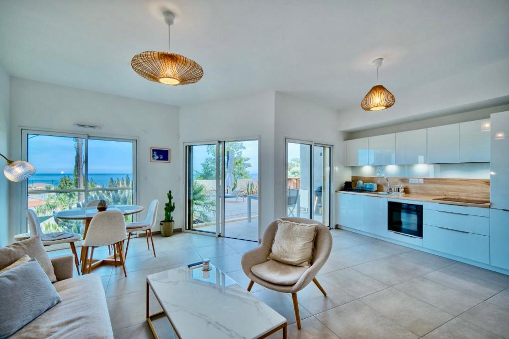 un salon avec un canapé, des chaises et une table dans l'établissement Unique appartement à Nice vue mer imprenable, à Nice