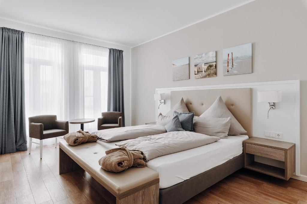 Postel nebo postele na pokoji v ubytování Hotel Inselhof Borkum