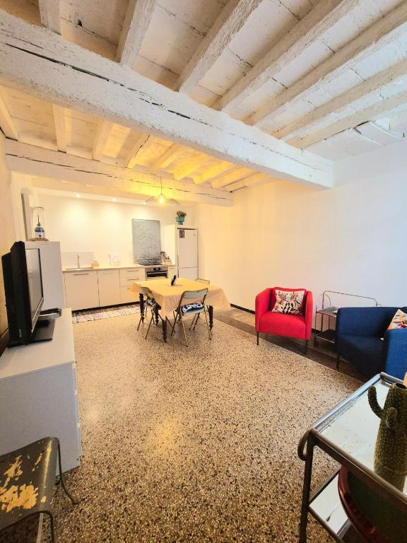 Cette chambre comprend une table, un canapé, une table et des chaises. dans l'établissement La Maison des Artistes, à Arles