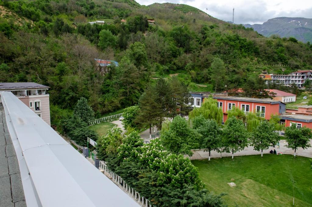 Nespecifikovaný výhled na hory nebo výhled na hory při pohledu z hotelu