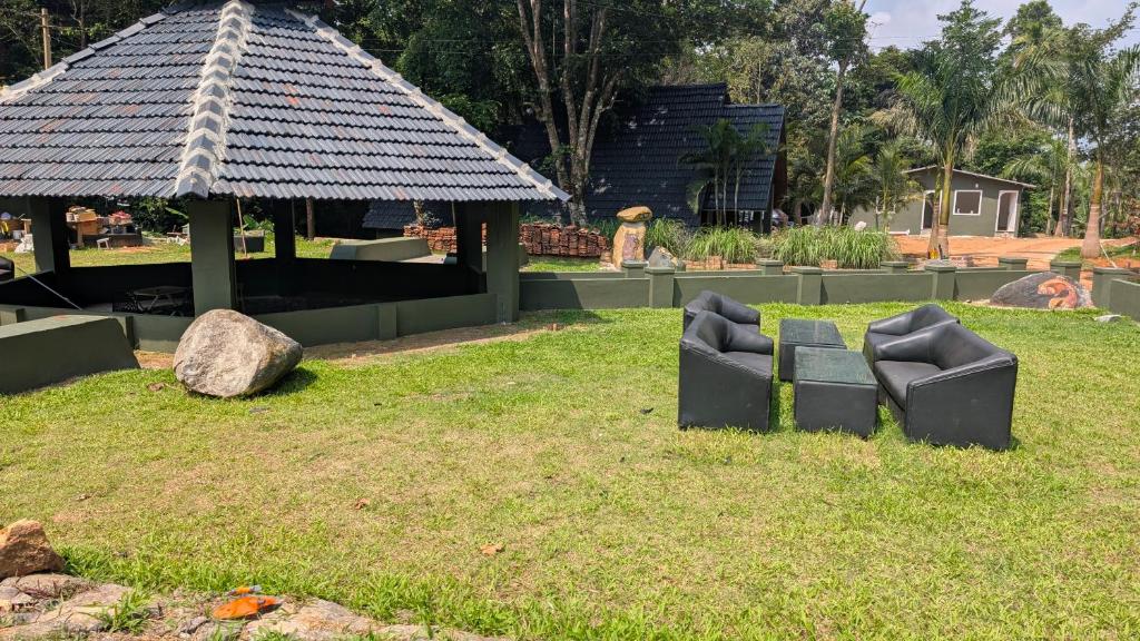 Hills & Chills في Māranhalli: كنبتان موضوعتان على العشب