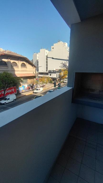 Blick auf eine Stadtstraße von einem Gebäude in der Unterkunft Anicca Alberdi Córdoba Centro in Cordoba