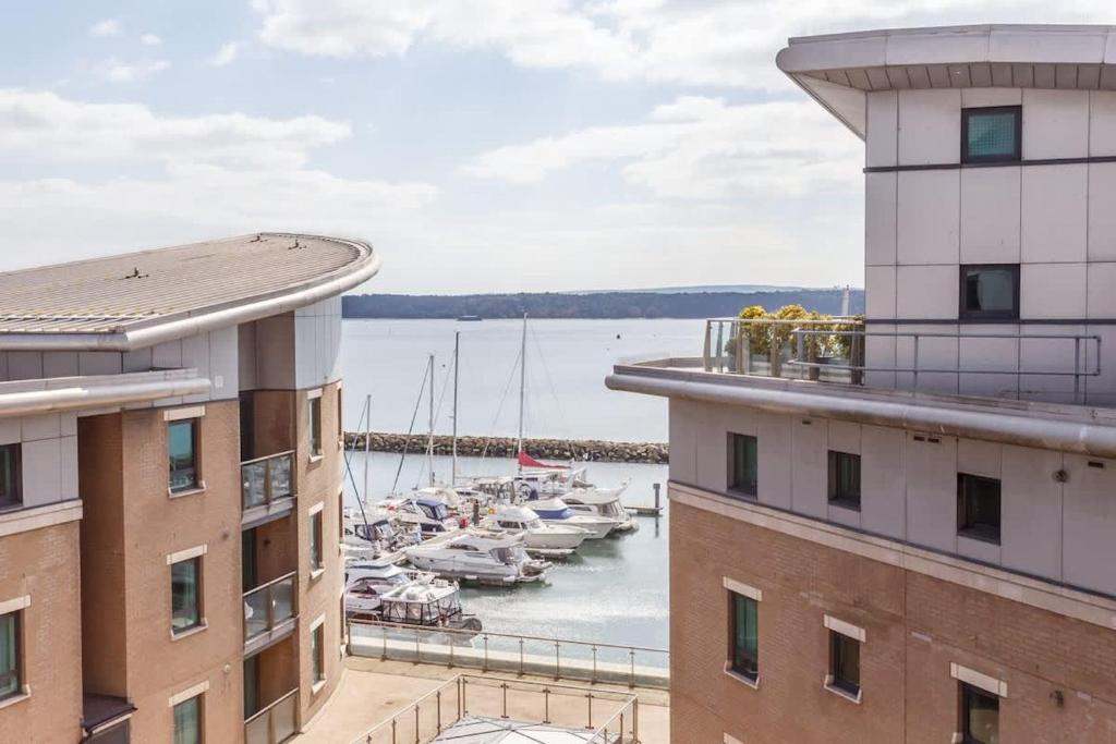 Blick auf den Yachthafen von zwei Gebäuden in der Unterkunft Crow's Nest - On Poole Quay, Parking and Wi-Fi included in Poole
