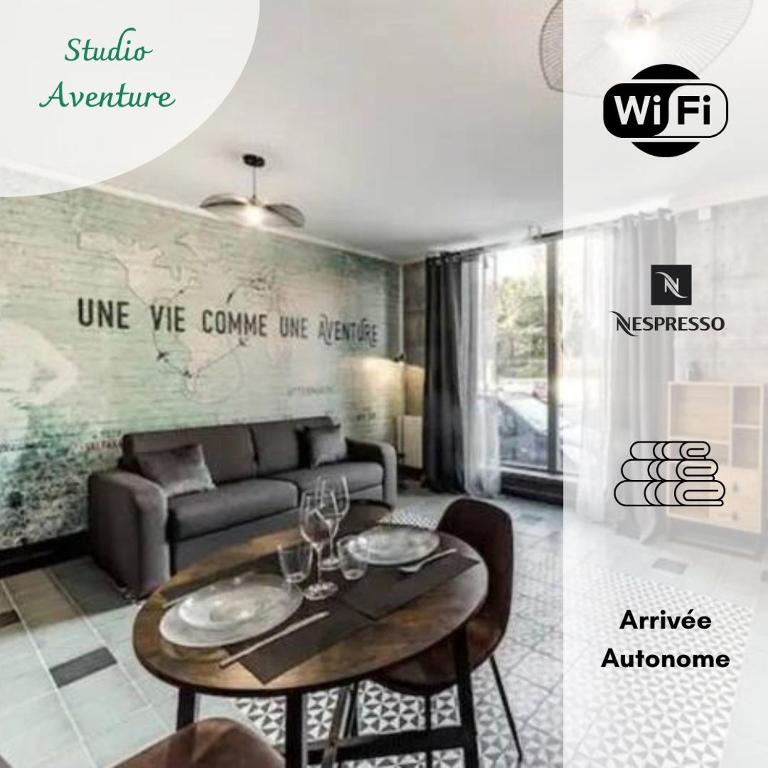 un salon avec une table et un canapé dans l'établissement Studio AVENTURE - Le Méridien #Lave-vaisselle #Wifi #Ventilateur, à Charbonnières-les-Bains