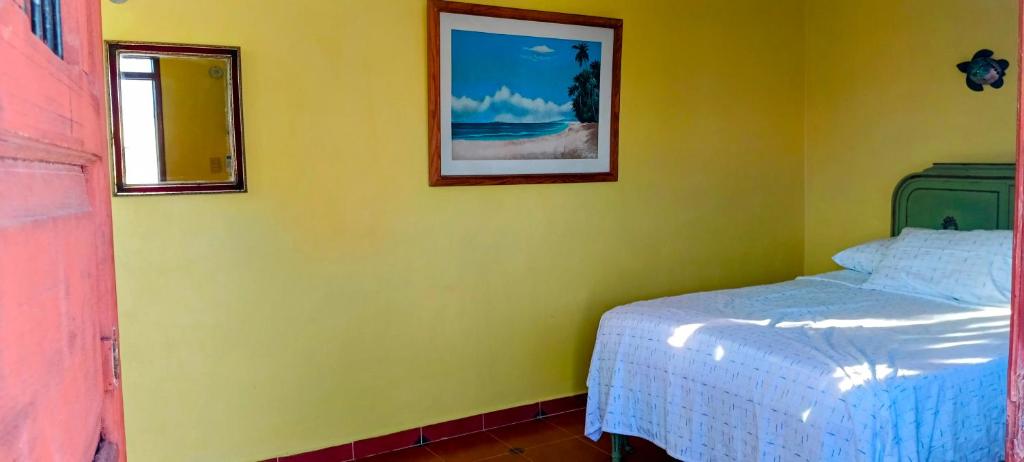 Una cama o camas en una habitación de Jacque's Beachside Hostel