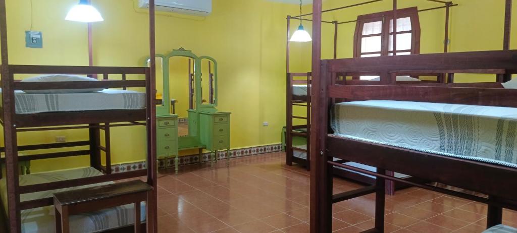 Litera o literas en una habitación de Jacque's Beachside Hostel