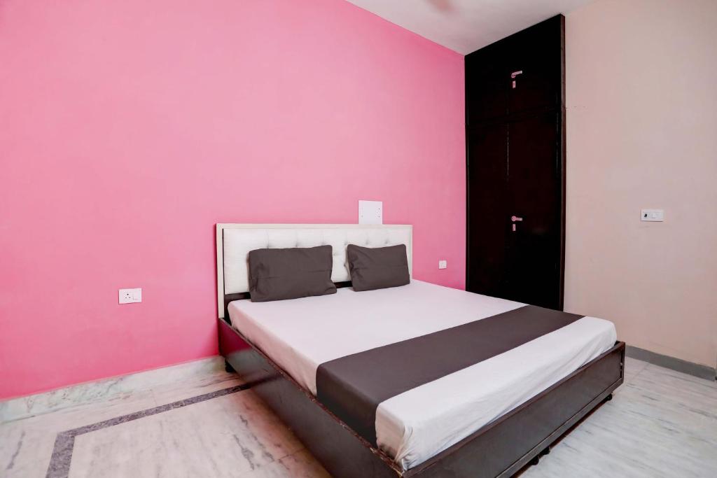 Postel nebo postele na pokoji v ubytování Hotel O Tilak hotel 24 Sector 27 Near by Vinayak Hospital Gali no-6