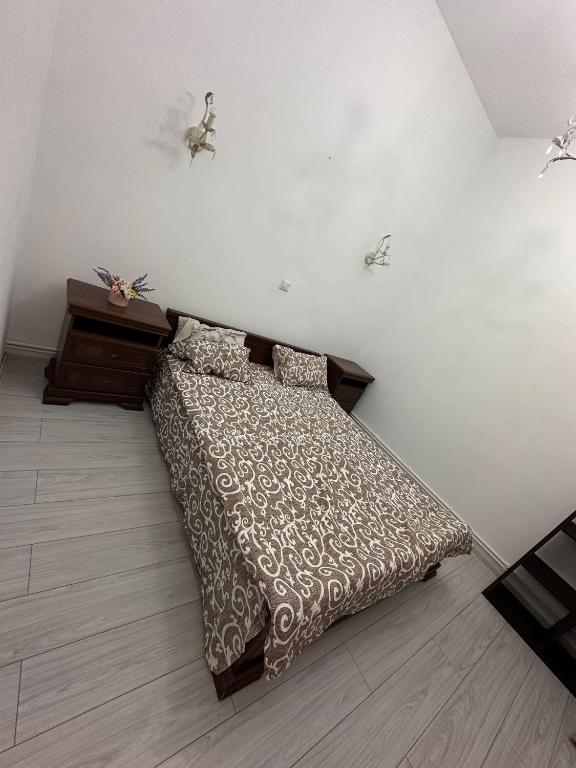 a bedroom with a bed and a dresser at Apartament Eugen in Băile Govora