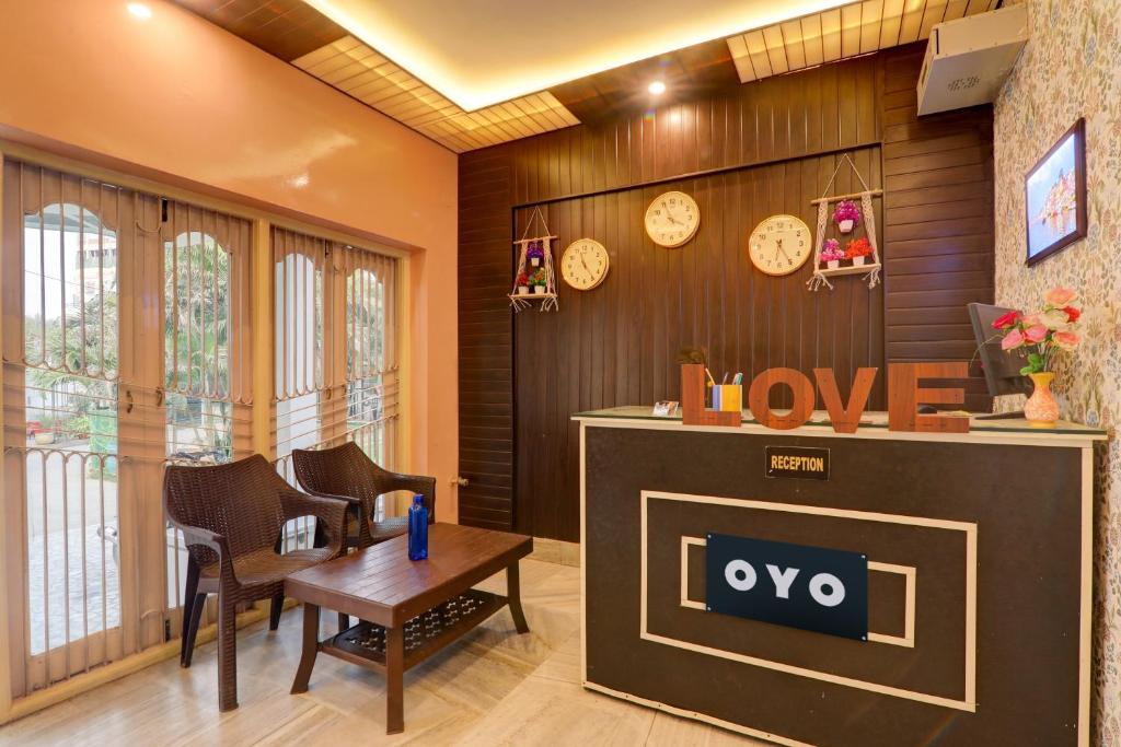TV a/nebo společenská místnost v ubytování Hotel O Flagship Adbhut Moment Hotel