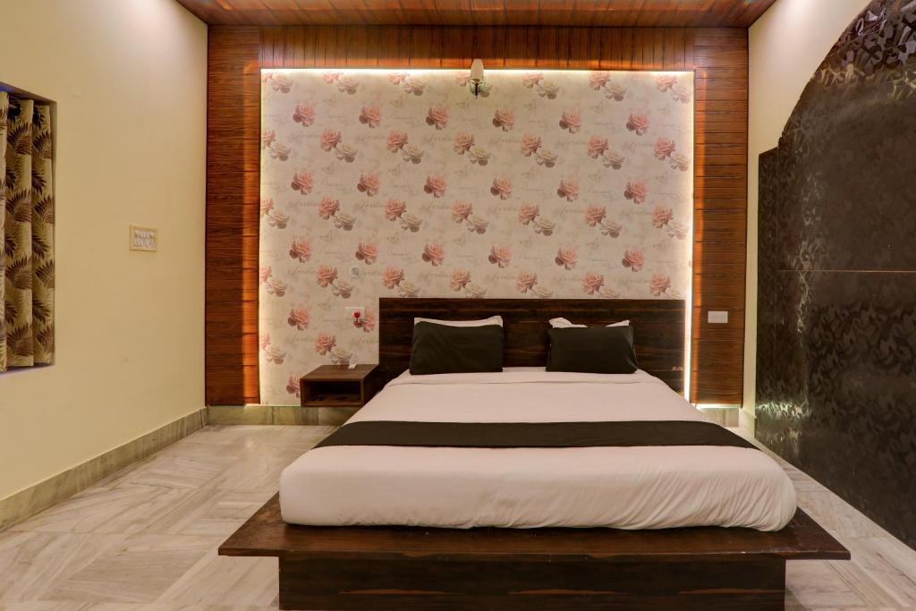 Postel nebo postele na pokoji v ubytování Hotel O Flagship Adbhut Moment Hotel