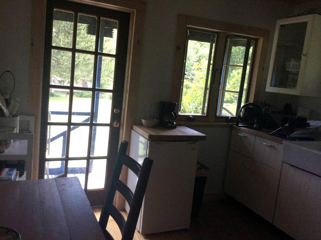 Kuchyň nebo kuchyňský kout v ubytování Rustic Couples' Cabin for Idyllic Catskills Getaway, Upstate New York