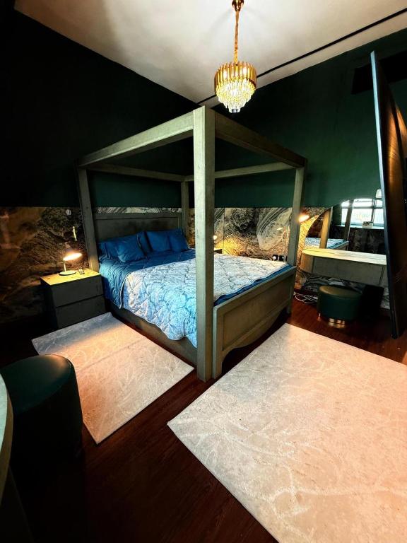 En eller flere senge i et værelse på Safina Style Luxury Ocean View Stay