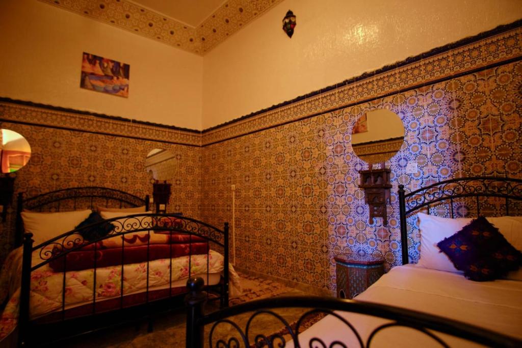 Postel nebo postele na pokoji v ubytování Dar Merzouga Meknes