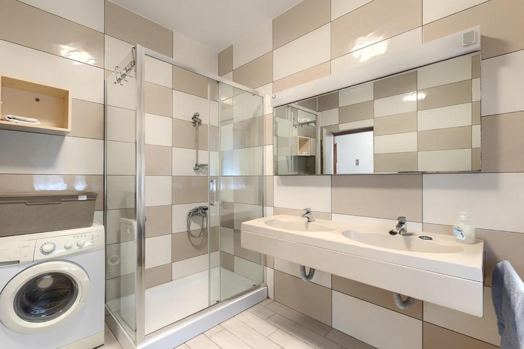 łazienka z umywalką i pralką w obiekcie Apartments Erla w mieście Banjole