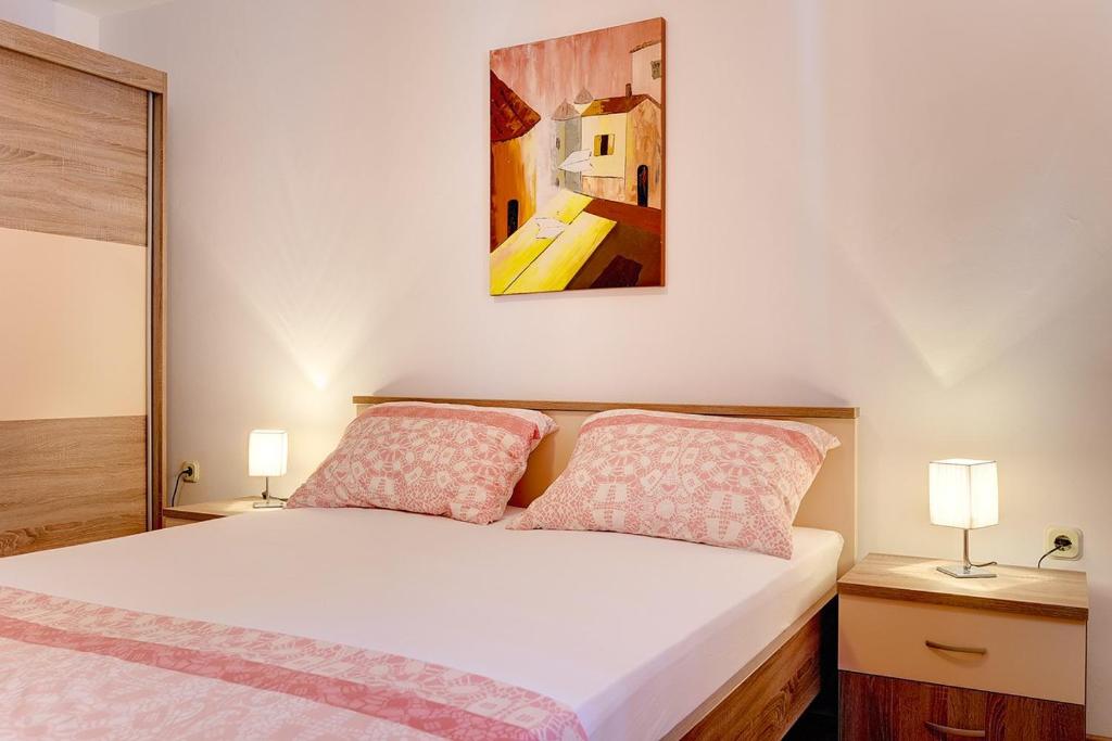 Łóżko lub łóżka w pokoju w obiekcie Holiday Home Mihael