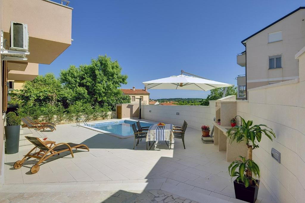Bazén v ubytování Holiday Home Miceli nebo v jeho okolí