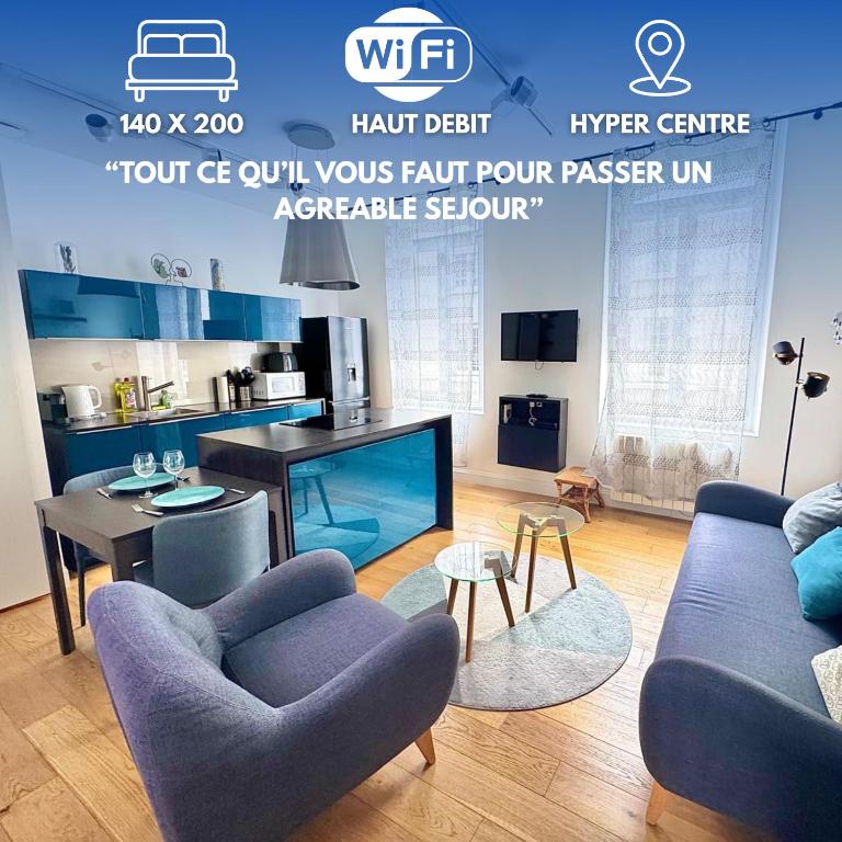 un salon avec un canapé, des chaises et une table dans l'établissement Charmant appartement en plein cœur du centre-ville, à Amiens