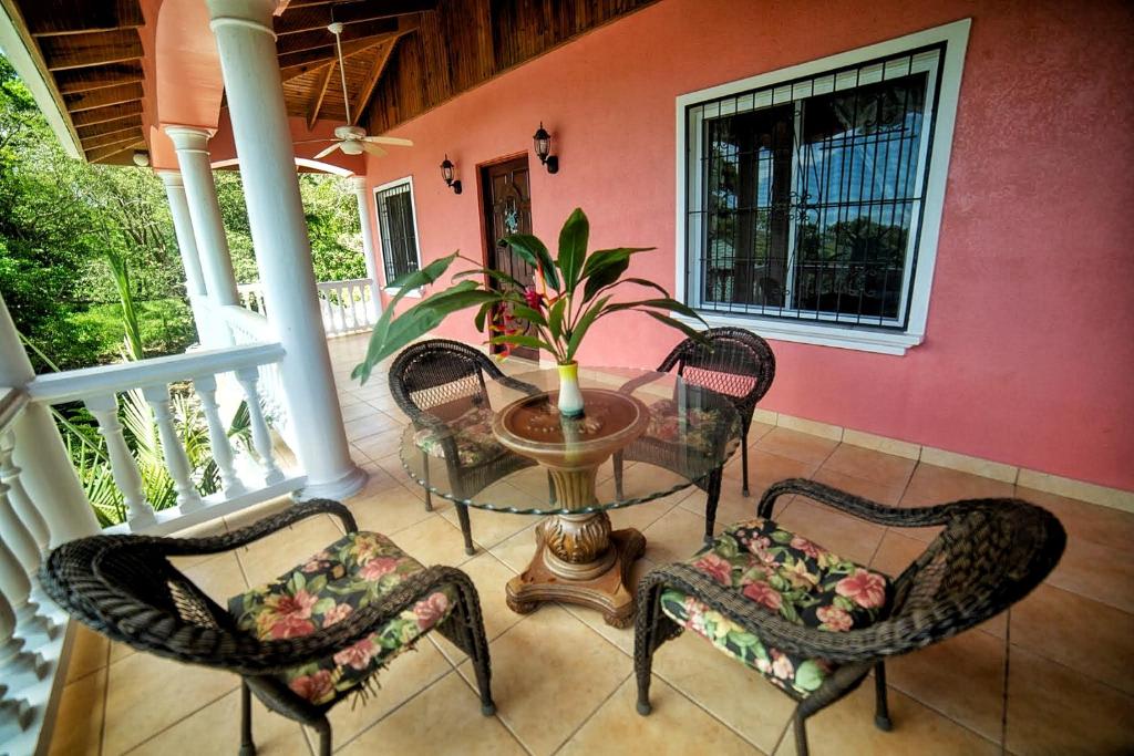 Balkón nebo terasa v ubytování Seaside Inn Roatan