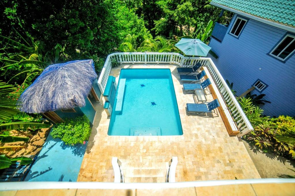 Bazén v ubytování Seaside Inn Roatan nebo v jeho okolí