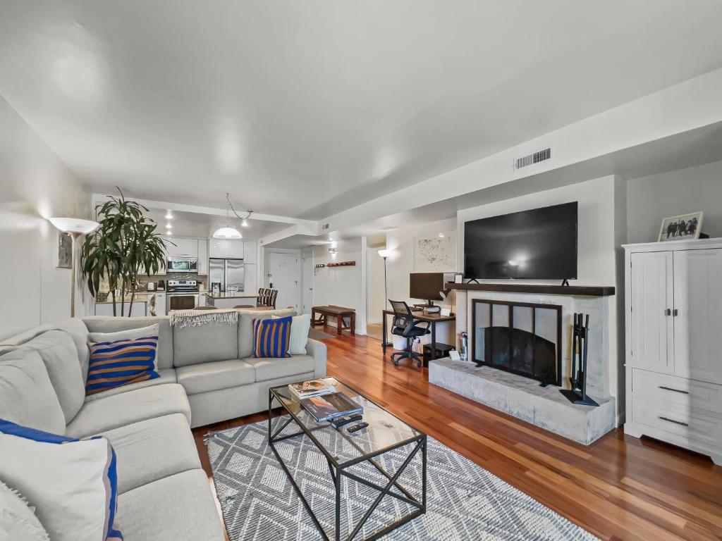 ein Wohnzimmer mit Couch und Kamin in der Unterkunft 129 Park Station Escape! Cozy Condo with Pool Hot Tub! Walking Distance to Main Street Town Lift! by SkyRun Park City in Park City