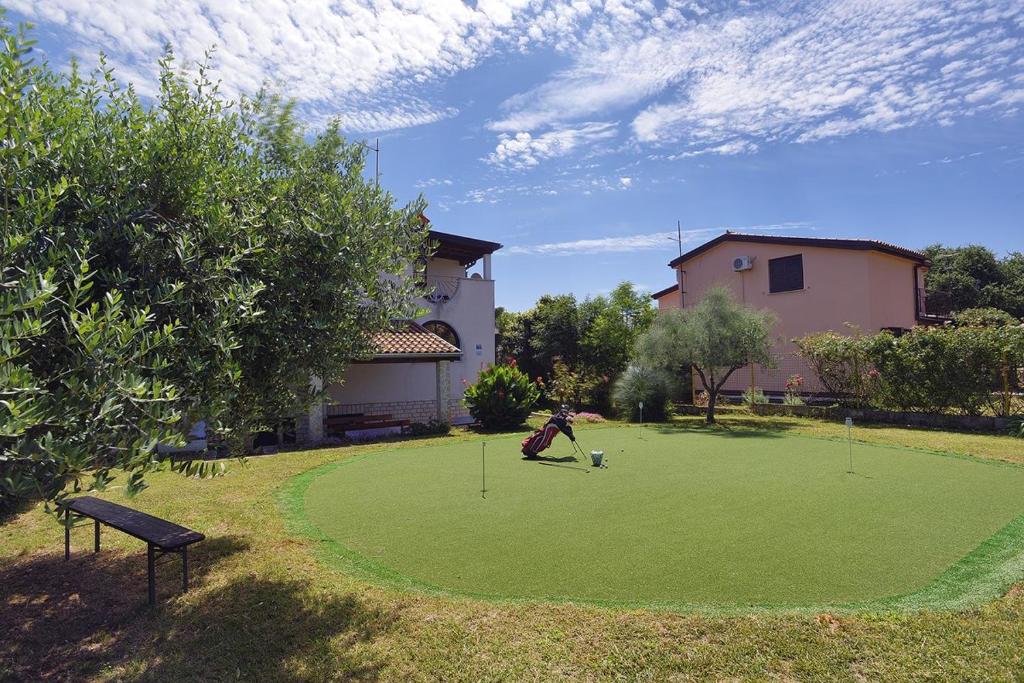 Ogród w obiekcie Villa Golf
