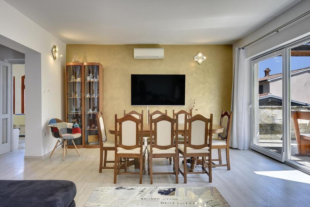 Telewizja i/lub zestaw kina domowego w obiekcie Villa Golf