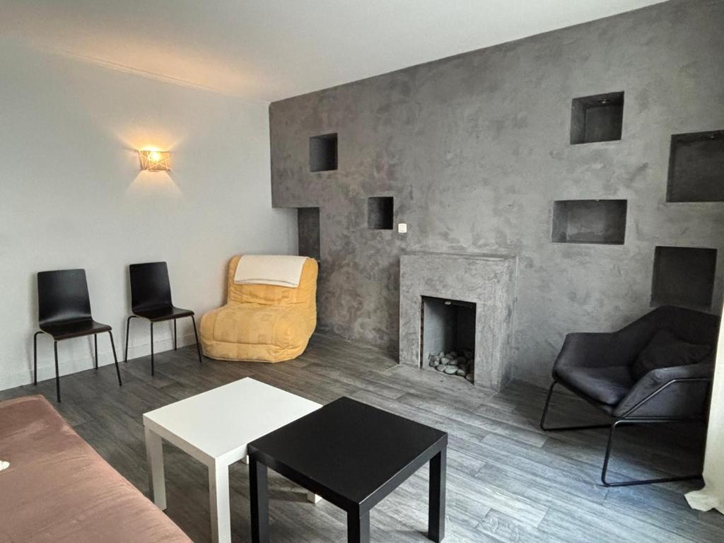 a living room with a couch and a fireplace at App centre-ville près du château, grand appartement in Caen