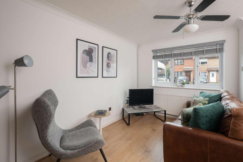 una sala de estar con un sofá y una silla en Comfortable 2 Bedroom Home with Parking in Taunton, en Taunton