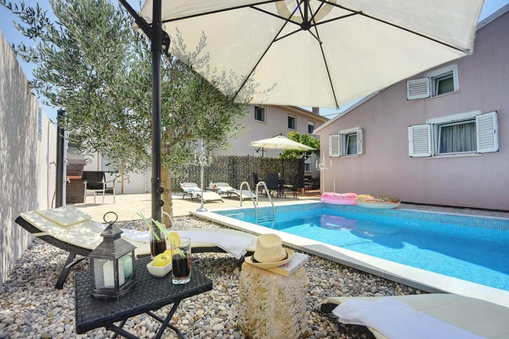 Bazén v ubytování Holiday Home Michelle nebo v jeho okolí