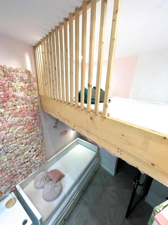 Postel nebo postele na pokoji v ubytování Eclectic Maisonette in Luqa