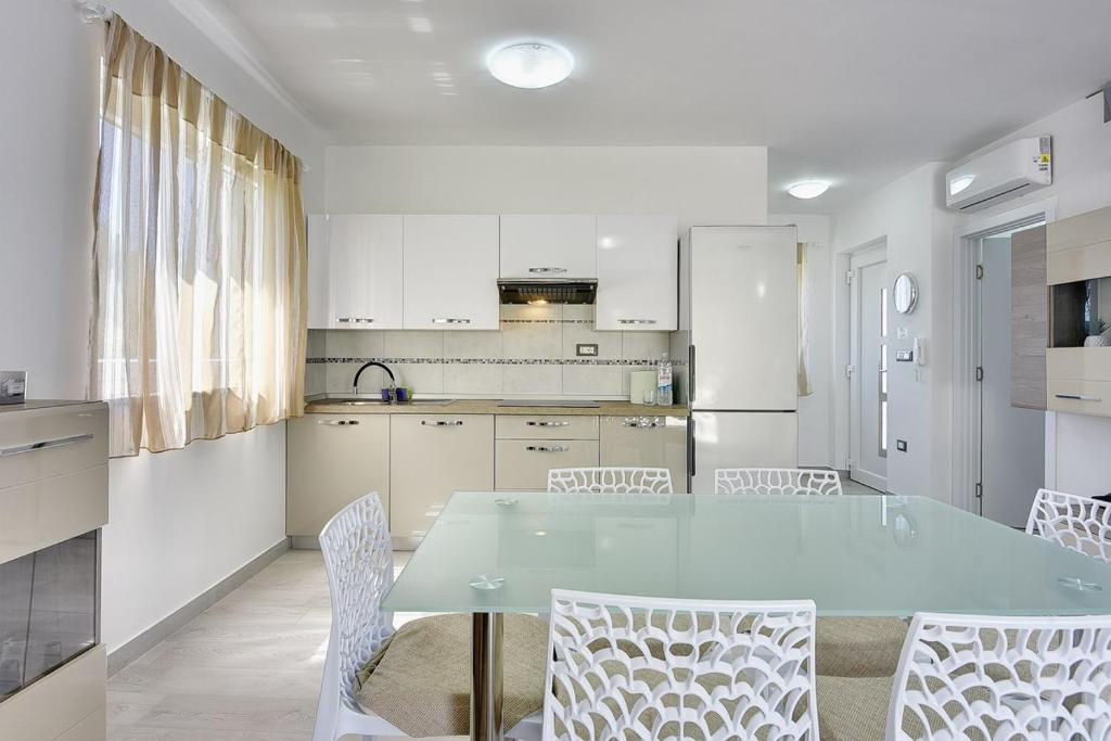 Kuchyňa alebo kuchynka v ubytovaní Villa Residence Oli B