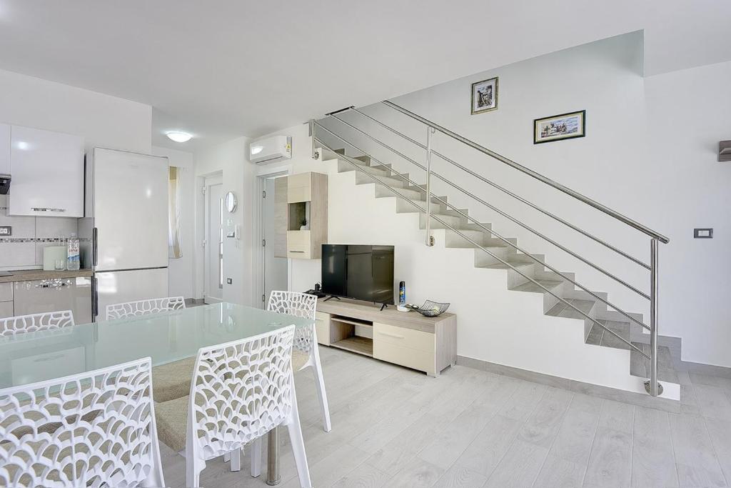 Televízia a/alebo spoločenská miestnosť v ubytovaní Villa Residence Oli B