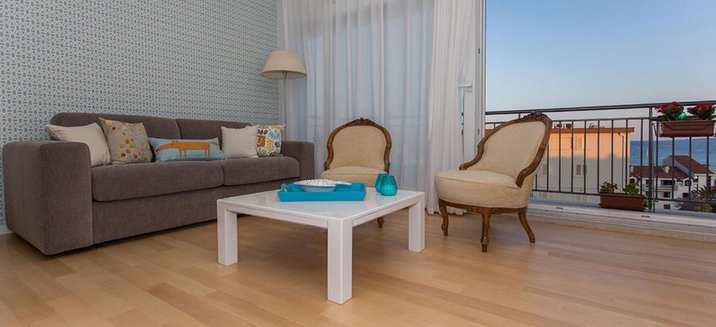 sala de estar con sofá, mesa y sillas en Apartment Bloo Suite, en Split