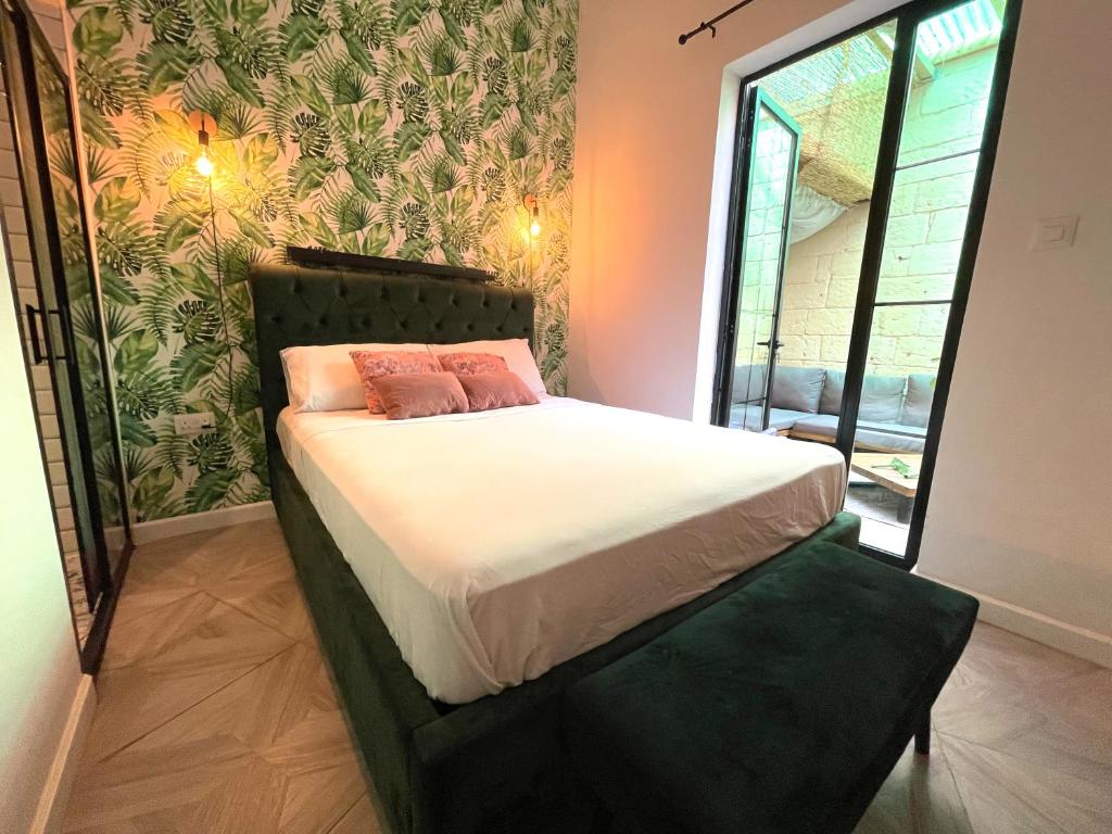 Postel nebo postele na pokoji v ubytování Eclectic Maisonette in Luqa