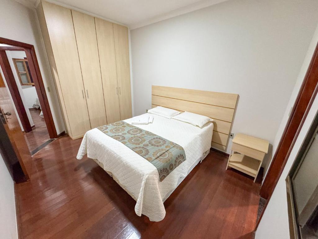 Ένα ή περισσότερα κρεβάτια σε δωμάτιο στο Casa Completa à 100m do Parque de Exposição