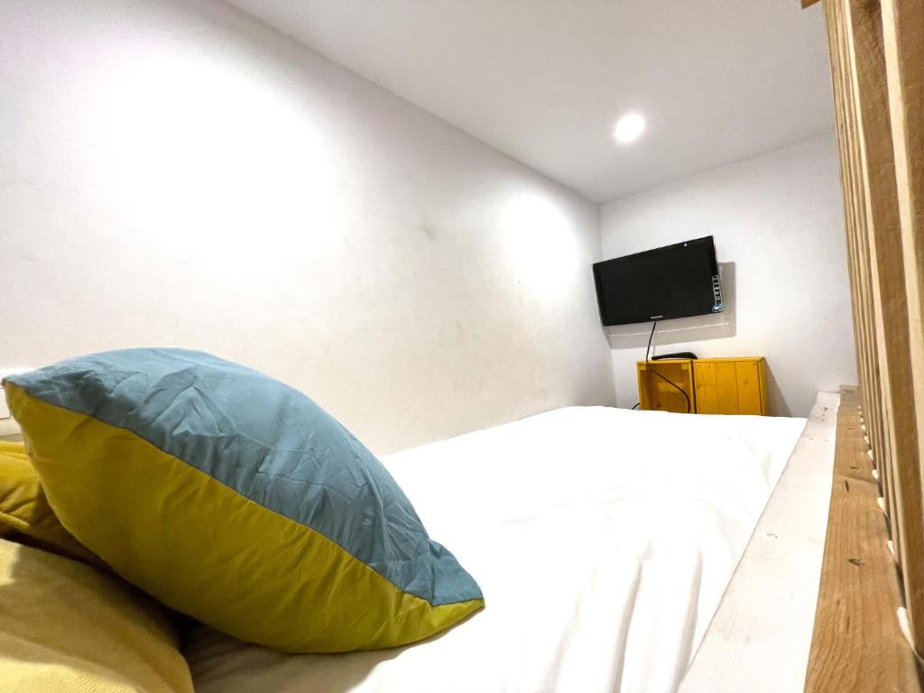 Postel nebo postele na pokoji v ubytování Eclectic Maisonette in Luqa
