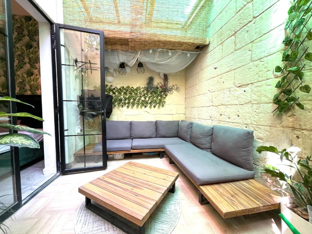 Posezení v ubytování Eclectic Maisonette in Luqa