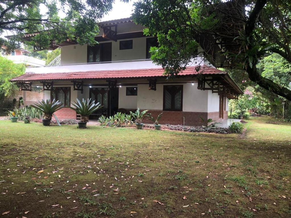 a house with a green yard in front of it at Welys vilas in Tagalbato