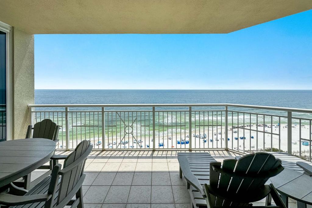 un balcone con tavolo e sedie e l'oceano di Indigo Unit 1406e a Pensacola