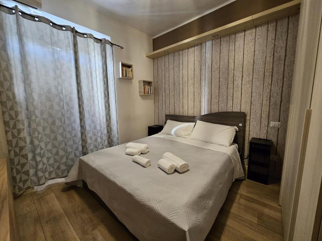 sypialnia z łóżkiem i dwoma ręcznikami na nim w obiekcie Be Your Home - Captain's Lodge w mieście Civitavecchia