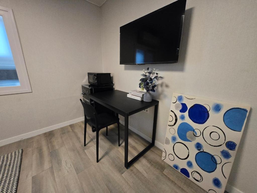 TV a/nebo společenská místnost v ubytování Life Hotel
