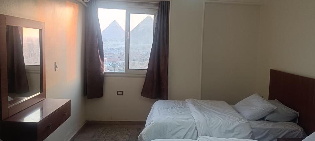 Postel nebo postele na pokoji v ubytování Alaaeldin Pyramids View